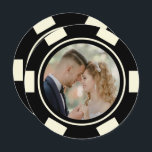 Black Off White Poker Chip Wedding Elopement Kaart<br><div class="desc">Verraadd je vrienden en familie door ze deze zwarte en witte pokerspaander te sturen die de foto's op de bruiloft ontwikkelt en/of uitnodigingen voor feestjes. Ze wachten vol ongeduld om bij je te zijn op deze leuke viering.</div>