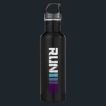 Black Ombré run Active Sports Waterfles<br><div class="desc">Deze zwarte sportwaterfles is voorzien van een witte typografie "RUN"-slogan met blauwe en paarse ombré strepen die de lengte van de fles omlaag draaien. Het eenvoudige en trendy ontwerp is ideaal voor de gymzaal, de yoga, de dans en de generaal, zodat u in alle rust kunt werken en u ook...</div>