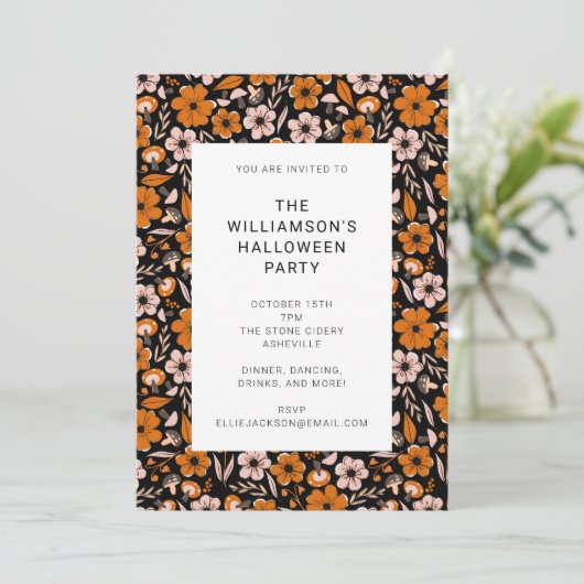 Black Oranje Flowers Mushrooms Halloween Party Kaart (Staand voorkant)