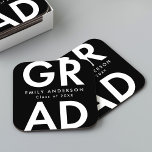 Black | Partij voor de opleiding van oud Afstudeer Kartonnen Onderzetters<br><div class="desc">Aangepaste papieren onderzetters met "Afstudeerder" in vetgedrukte witte letters met een zwarte achtergrond. Pas de onderzetters van het afstuderen aan door de naam van de afgestudeerde en het jaar van het afstuderen toe te voegen. De gepersonaliseerde afstuderen onderzetters zijn perfect voor zowel het hoger onderwijs als het hoger onderwijs.</div>