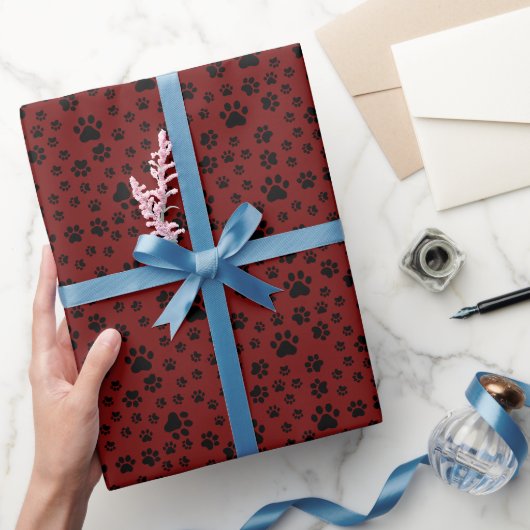 Black Paw Afdrukken op Donkerrood Cadeaupapier (Geschenken)