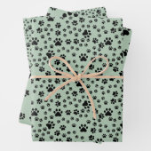 Black Paw Prints op lichtgroen Inpakpapier Vel (In situ)