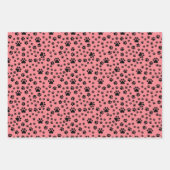 Black Paw Prints op Strawberry Pink Inpakpapier Vel (Voorkant)