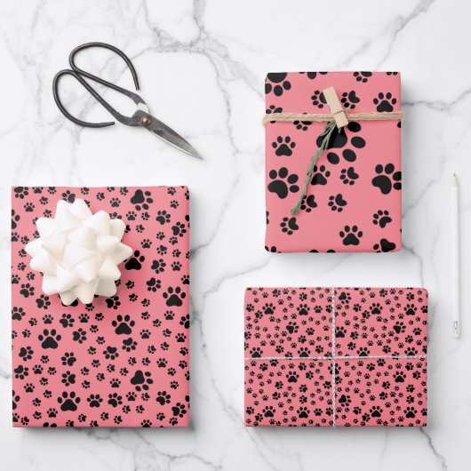 Black Paw Prints op Strawberry Pink Inpakpapier Vel (Voorkant)