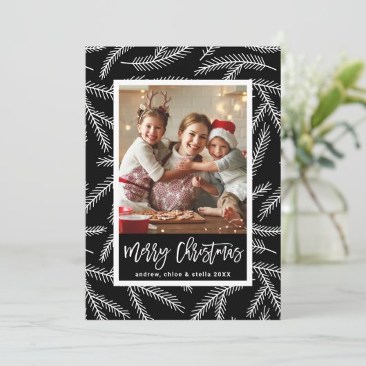 Black Pine Branch Pattern Merry-kerstfoto Feestdagenkaart (Staand voorkant)