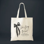 Black Pink Bow Ze is het knopen van de knoop Vrijg Tote Bag<br><div class="desc">Voeg een stijlvol tintje toe aan uw vrijgezellenfeest met onze Black Pink Bow She's Tying the Knot Vrijgezellenfeest Canvas tas! Met een chique zwart ontwerp met een vrouwelijke roze strik, is deze canvas tas ideaal voor het dragen van gunsten, geschenken of benodigdheden voor de speciale dag. Het is een elegant...</div>