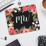 Black Pink Coral Boho Flower Lijst Monogramed Muismat<br><div class="desc">Kuip van een Floral muispad met een lijst handgetekende bloemen in oranje,  warm roze,  koraalrood en stomp roze tegen een zwarte achtergrond. Voeg uw initiaal in een  wit kalligrafiekmanuscript toe.</div>