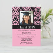 Black Pink Damask Afstuderen Invitation Foto Kaart (Staand voorkant)