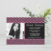 Black Pink Faux Glitter Chevron Sweet 16 Foto Kaart (Staand voorkant)