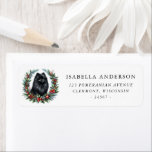 Black Pomeranian Christmas Wreath Retouradres Etiket<br><div class="desc">Vier de feestdagen met een persoonlijk tintje met behulp van dit Black Pomeranian Christmas Wreath Return-adreslabel. Met een schattige zwarte Pommerse omgeven door een feestelijke krans,  voegt dit label een charmante,  seizoensgebonden sfeer toe aan uw vakantiepost. Ideaal voor hondenliefhebbers die hun harige vriend willen laten zien op vakantie briefpapier.</div>