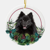 Black Pomeranian Dog Evergreen Berry Wreath Keramisch Ornament (Voorkant)