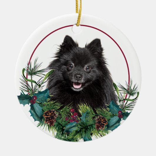 Black Pomeranian Dog Evergreen Berry Wreath Keramisch Ornament (Voorkant)