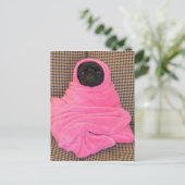 Black Pug in een roze tas Briefkaart (Staand voorkant)