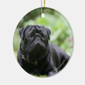 Black Pug Laing Down Keramisch Ornament (Links)
