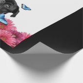 Black Pug met blauwe vlinders en gerberas Cadeaupapier (Hoek)