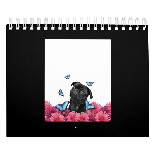 Black Pug met blauwe vlinders en gerberas Kalender (Hoes)
