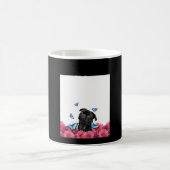 Black Pug met blauwe vlinders en gerberas Koffiemok (Center)