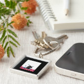 Black Pug met blauwe vlinders en gerberas Sleutelhanger (Zijkant)