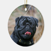 Black Pug Panting terwijl het bekijken van Camera Keramisch Ornament (Links)