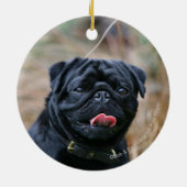 Black Pug Panting terwijl het bekijken van Camera Keramisch Ornament (Achterkant)