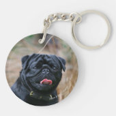 Black Pug Panting terwijl het bekijken van Camera Sleutelhanger (Achterkant)