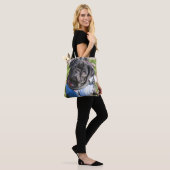 Black Pug Puppy met jas Tote Bag (Op model)