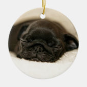 Black Pug Puppy Slaping Keramisch Ornament (Voorkant)
