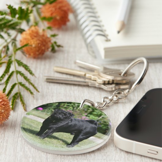 Black Pug Standing View Camera Sleutelhanger (Voorkant Rechts)