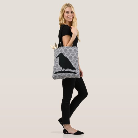 Black Raven Bird Shape met Damask Background Tote Bag (Op model)