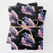 Black Raven op een Branch Pattern Inpakpapier Vel (In situ)