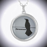 Black Raven Silhouette  Zilver Vergulden Ketting<br><div class="desc">Dit dramatisch grijs en zwart ketting kenmerkt het silhouet van een eenzame Raven die op een draad tegen een grijze hemel doordringt. Het citeert Raven Nevermore, maar kan met een Naam worden gepersonaliseerd. Door de geschiedenis en de wereldculturen is de raven te vinden in de leer, de mythologie en de...</div>