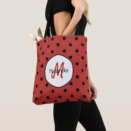Black Red Ladybug Polka Dots Name en Monogram Tote Bag (Dichtbij)