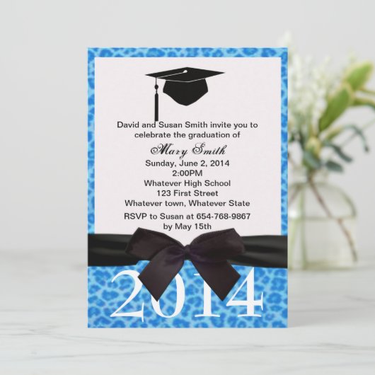 Black Ribbon Blue Leopard Afstuderen Invitation Kaart (Staand voorkant)