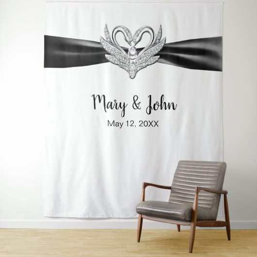 Black Ribbon Silver Swans Weddenschap Backdrop Wandkleed (In situ)