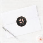 Black Roos Gold 21st Birthday Party Favor Sticker<br><div class="desc">De gepersonaliseerde zwarte en gouden 21ste verjaardag van het roos ronde partij gunt etiket voor met eenvoudige patronen,  gesimuleerde glitter en manuscript handschrijvende doopvont. Gepersonaliseerd met naam,  geboortejaar/geboortedatum,  of korte berichten van je eigen naam.</div>