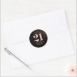 Black Roos Gold 21st Birthday Party Favor Sticker<br><div class="desc">De gepersonaliseerde zwarte en gouden 21ste verjaardag van het roos ronde partij gunt etiket voor met eenvoudige patronen,  gesimuleerde glitter en manuscript handschrijvende doopvont. Gepersonaliseerd met naam,  geboortejaar/geboortedatum,  of korte berichten van je eigen naam.</div>