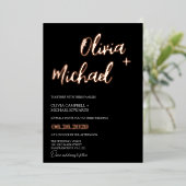 Black Roos Gold Modern Script Calligraphy Wedding Folie Uitnodiging (Staand Voorkant)