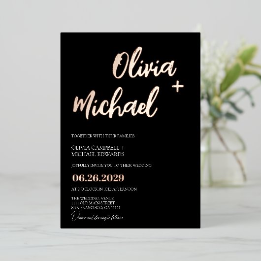 Black Roos Gold Modern Script Calligraphy Wedding Folie Uitnodiging (Staand Voorkant)