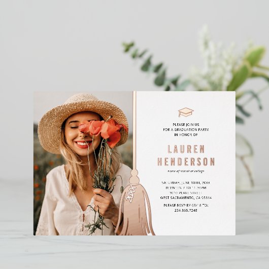 Black Roos Gold Tassel Photo Graduparty Folie Uitnodiging (Staand Voorkant)