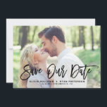 Black Rustic Brush Kalligrafie Foto Sla onze datum Save The Date<br><div class="desc">Stijlvolle save the date aankondiging met borstel moderne kalligrafie met groene bladeren patroon. Dit zal een perfecte save de datum voor de lente en de zomer bruiloften. U kunt de achterkant aanpassen door uw eigen patroon toe te voegen of een andere foto toe te voegen.</div>