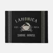 Black | Rustic Shore House Personalized Crab Deurmat (Voorkant)