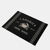 Black | Rustic Shore House Personalized Crab Deurmat (Schuin)
