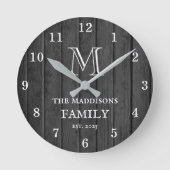 Black Rustic Wood Farmhouse Family Monogram & Name Ronde Klok (Voorkant)