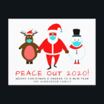 Black Santa Snowman Reindeer Mask Peace Out 2020 Feestdagenkaart<br><div class="desc">Grappig kerstfeest en nieuwjaarsvakantie-briefkaart dat het einde van een ruw 2020 viert. Een cartoon sneeuwman en rendier, geleid door een coole retro zwarte kerstman, dragen gezichtsmaskers die boven "Peace Out 2020!" staan in een leuke rode typografie. U kunt het bericht 'Peace Out' personaliseren, de feestelijke groet (in eerste instantie ingesteld...</div>