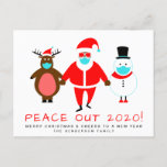 Black Santa Snowman Reindeer Mask Peace Out 2020 Feestdagenkaart<br><div class="desc">Grappig kerstfeest en nieuwjaarsvakantie-briefkaart dat het einde van een ruw 2020 viert. Een cartoon sneeuwman en rendier, geleid door een coole retro zwarte kerstman, dragen gezichtsmaskers die boven "Peace Out 2020!" staan in een leuke rode typografie. U kunt het bericht 'Peace Out' personaliseren, de feestelijke groet (in eerste instantie ingesteld...</div>