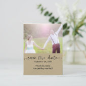 Black SAVE the DATE Rustic Photo Wedding Briefkaar Aankondigingskaart (Staand voorkant)