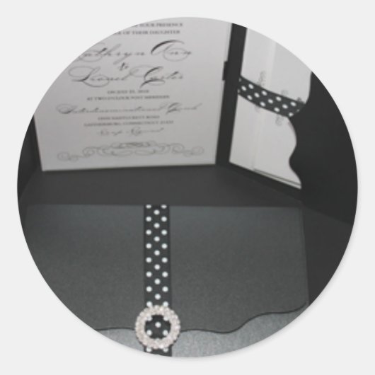 black-scalloped-folder-front.inside.jpg ronde sticker (Voorkant)