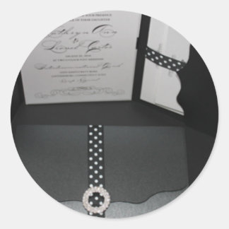 black-scalloped-folder-front.inside.jpg ronde sticker