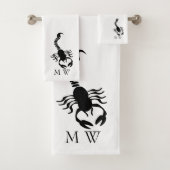 Black Scorpion Design Monogrammed Bad Handdoek (Insitu)
