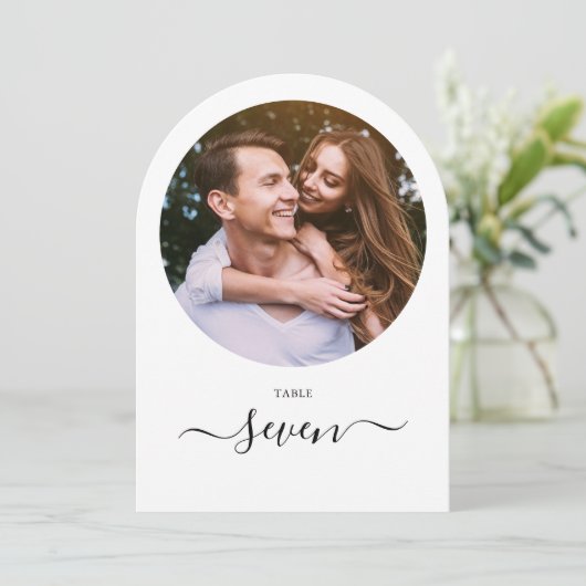 Black Script Photo Arched Table Number Kaart (Staand voorkant)